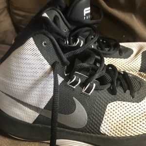 Boys basketball shoes size 7
